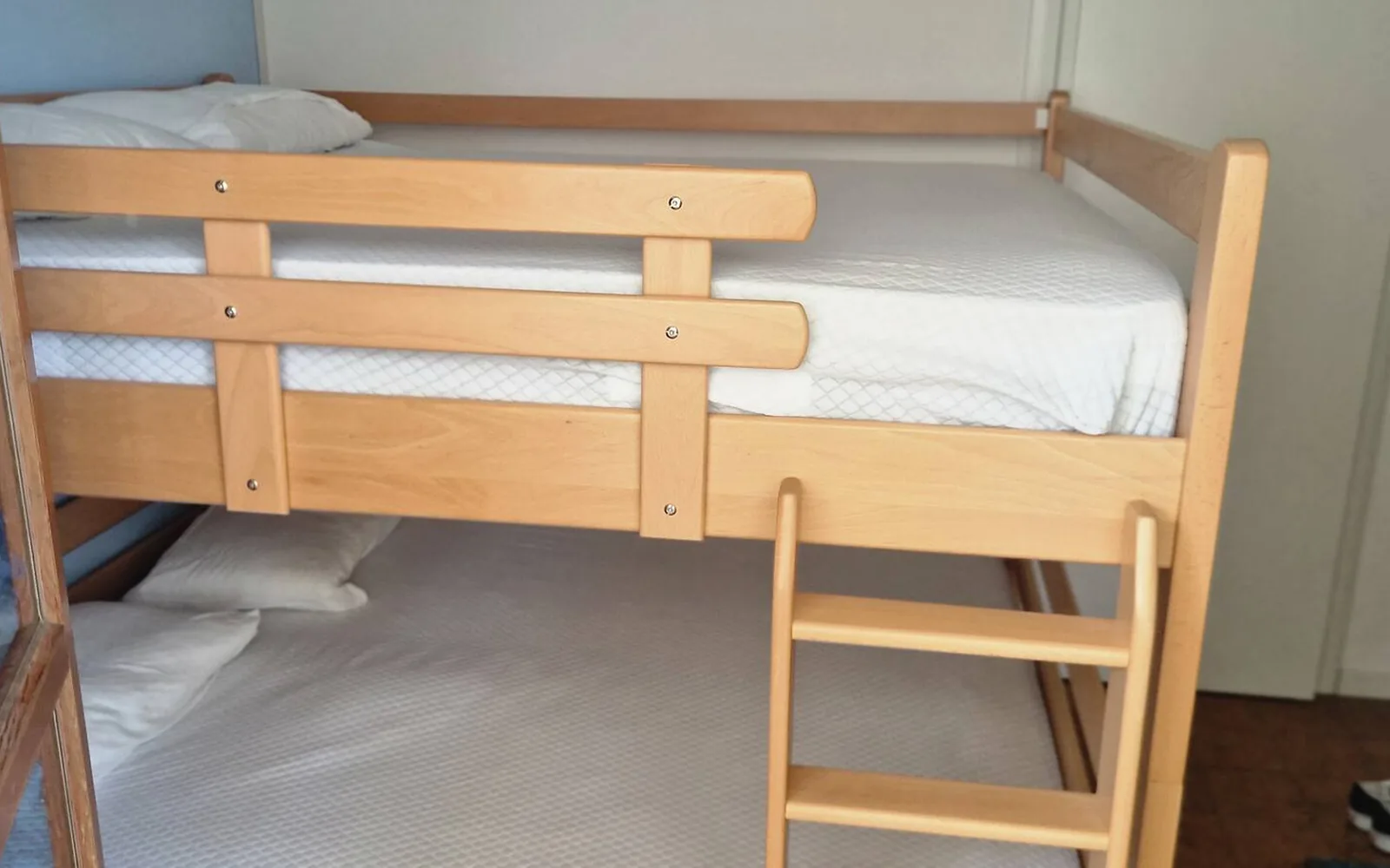Letto a castello visto dall'ingresso della camera — Casa Vacanze Monachy Beach, Bibione