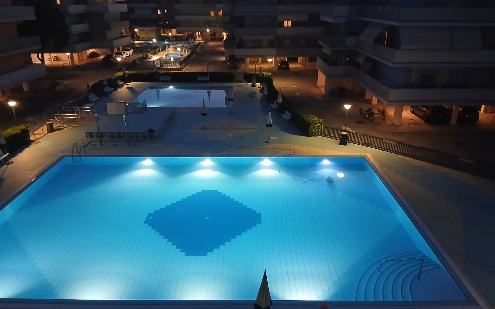 La piscina illuminata al tramonto — Casa Vacanze Monachy Beach, Bibione