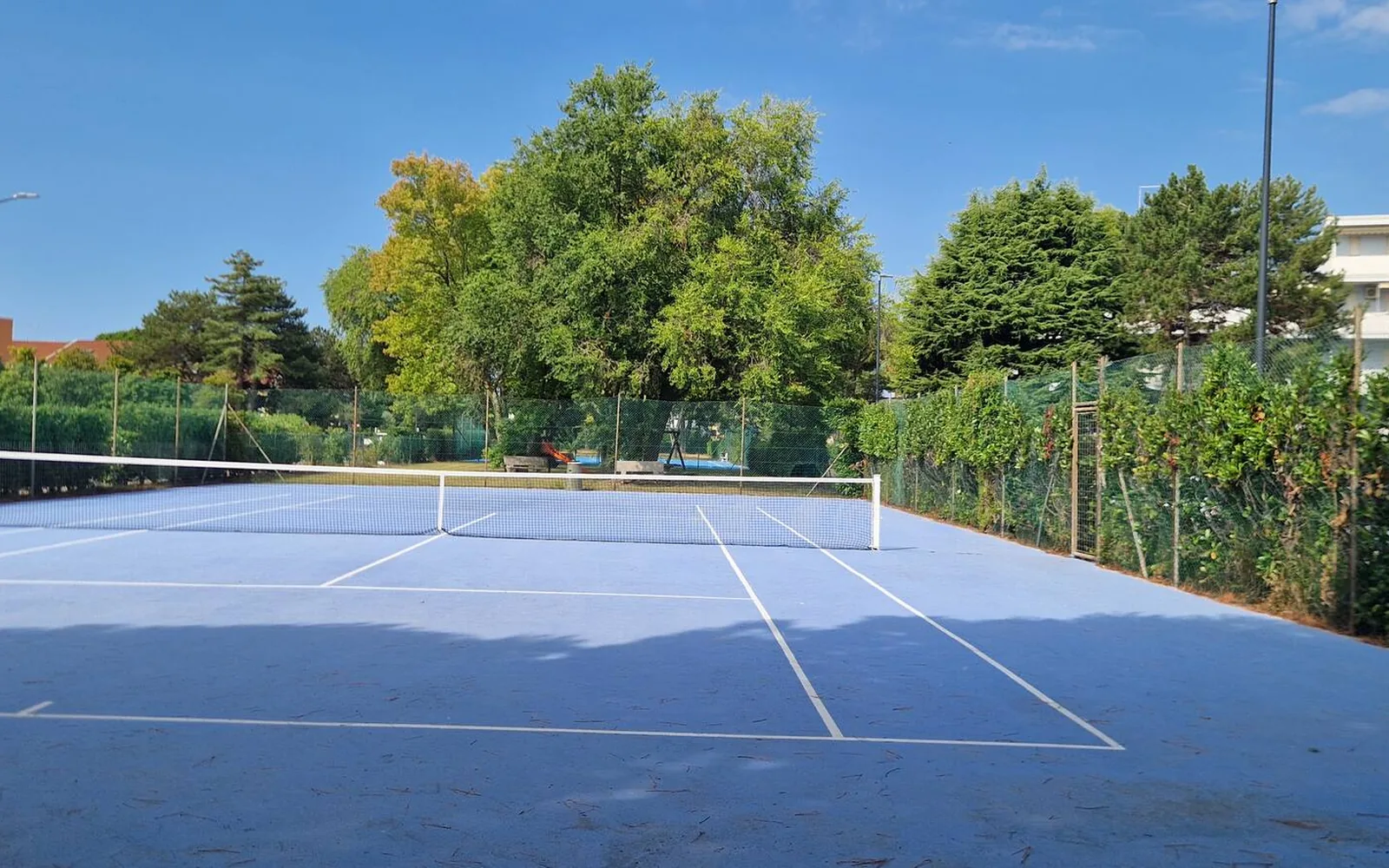 Campo da tennis del residence — Casa Vacanze Monachy Beach, Bibione