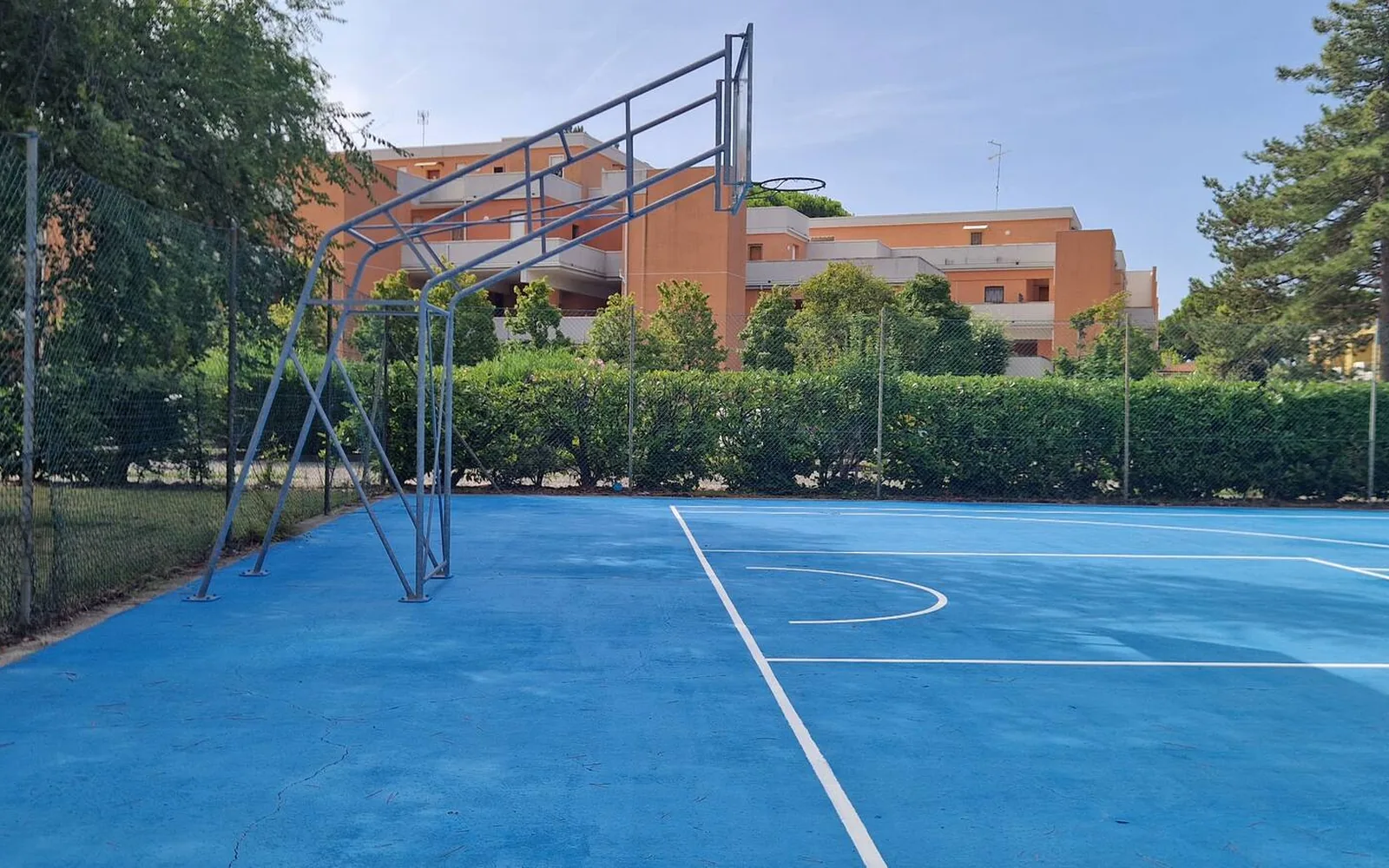 Campo da basket del residence — Casa Vacanze Monachy Beach, Bibione