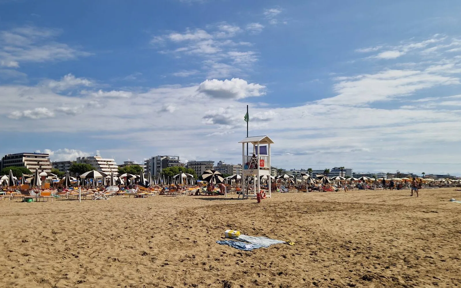 La spiaggia di Bibione con ombrelloni e torretta — Casa Vacanze Monachy Beach, Bibione