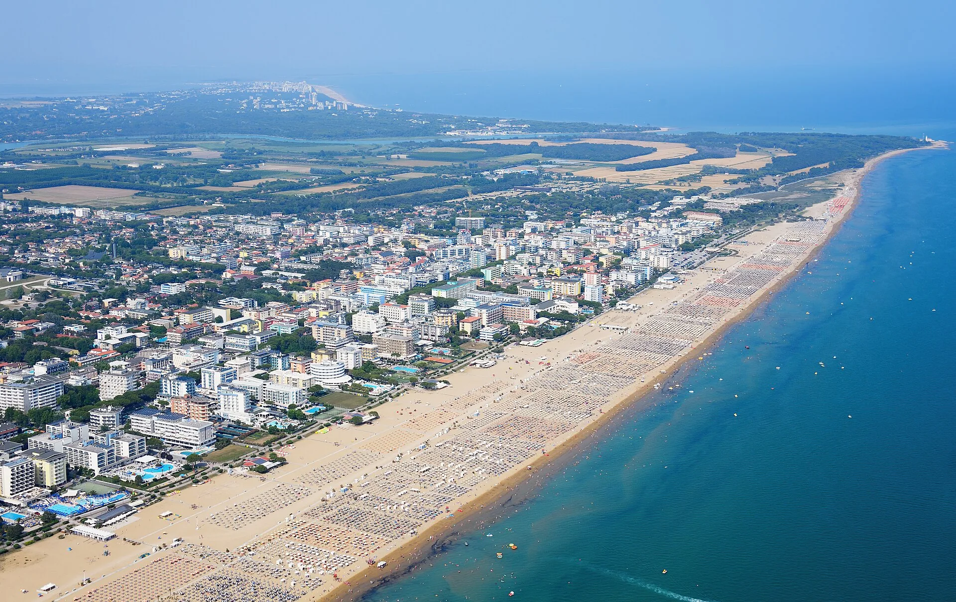 Veduta aerea di Bibione con il centro abitato, la pineta e la lunga spiaggia sabbiosa