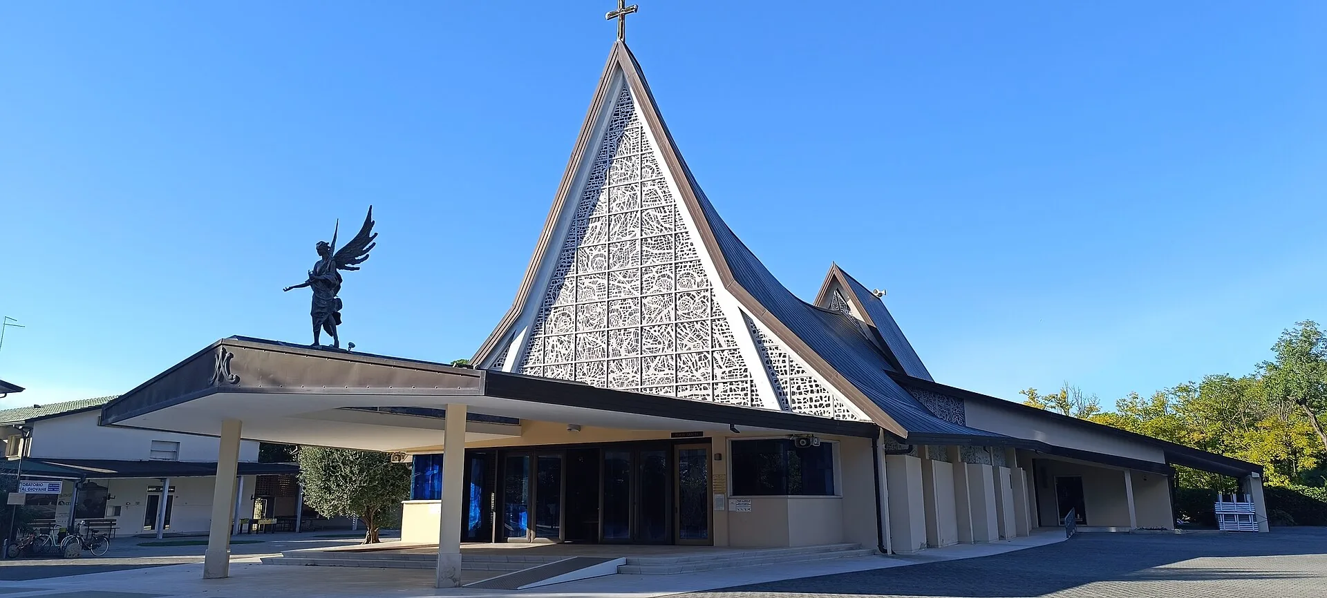 La chiesa di Santa Maria Assunta a Bibione, architettura moderna con guglia bianca
